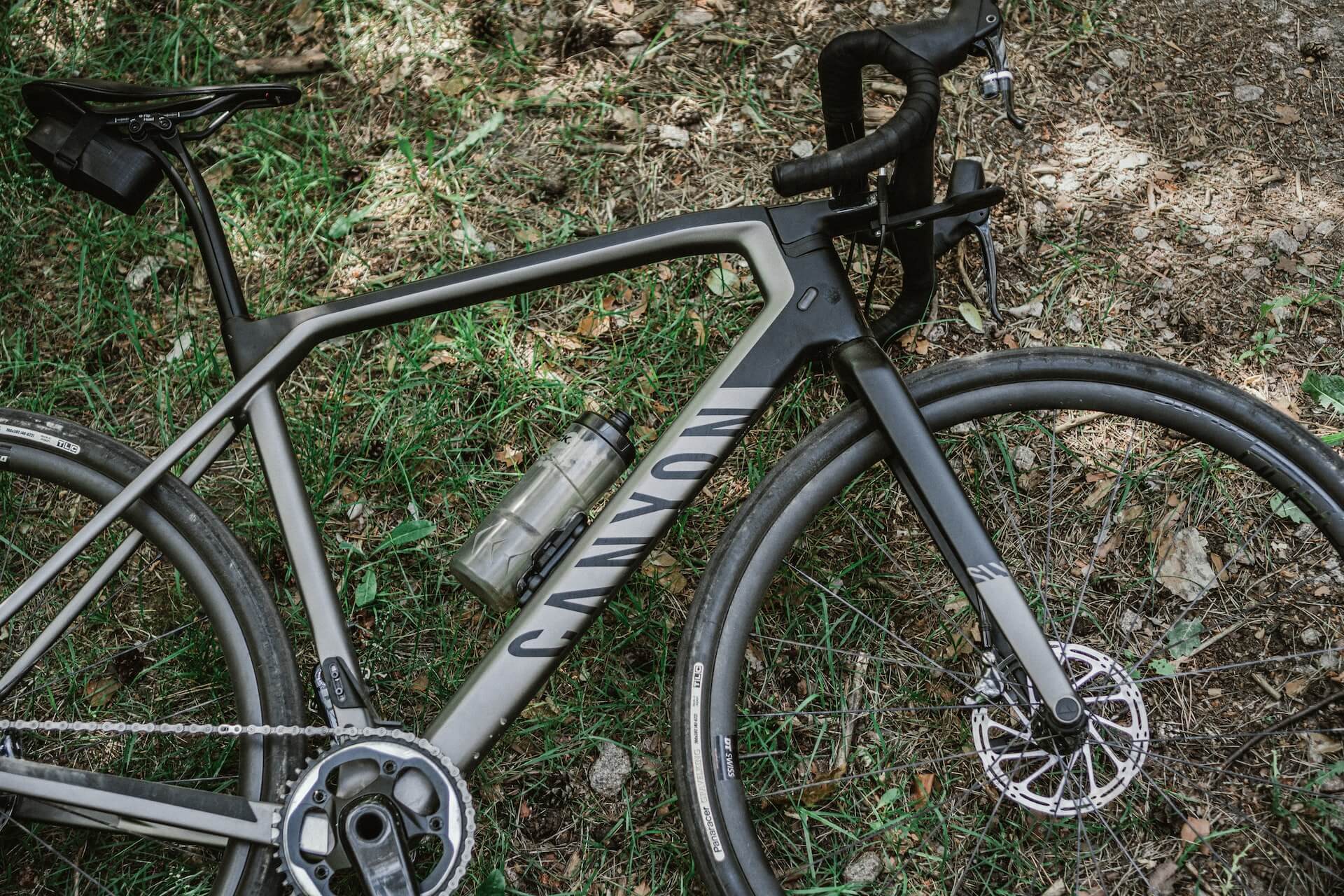 Bedste gravelcykel, carbon gravelcykel, gravelcykel test, gravelbike test, bedste gravelbike, billig gravelcykel, gravelbike dame, gravelcykel dame, herre gravelcykel, sort gravelcykel, allround gravelcykel, gravelcykel med elektronisk gear, canyon gravelcykel, specialized gravelcykel,scott gravelcykel, jensen gravelcykel, cannondale gravelcykel, grøn gravelcykel, tubeless gravelcykel, 2023, allround cykel, med wattmåler, 11 speed, bikepacking cykel, cykel til at cykle verden rundt, cykel i skoven, cykel i naturen, cross cykel, crossbike